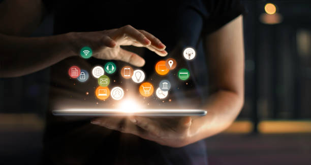 konsep penjualan perdagangan pemasaran online digital. wanita yang menggunakan pembayaran tablet belanja online dan ikon koneksi jaringan pelanggan di layar virtual hologram, m-banking dan omni channel. - omni channel retail potret stok, foto, & gambar bebas royalti