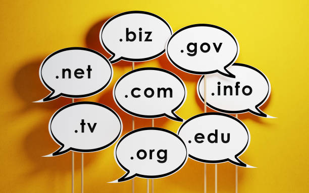 gelembung ucapan dengan ekstensi domain pada latar belakang kuning - domain web potret stok, foto, & gambar bebas royalti
