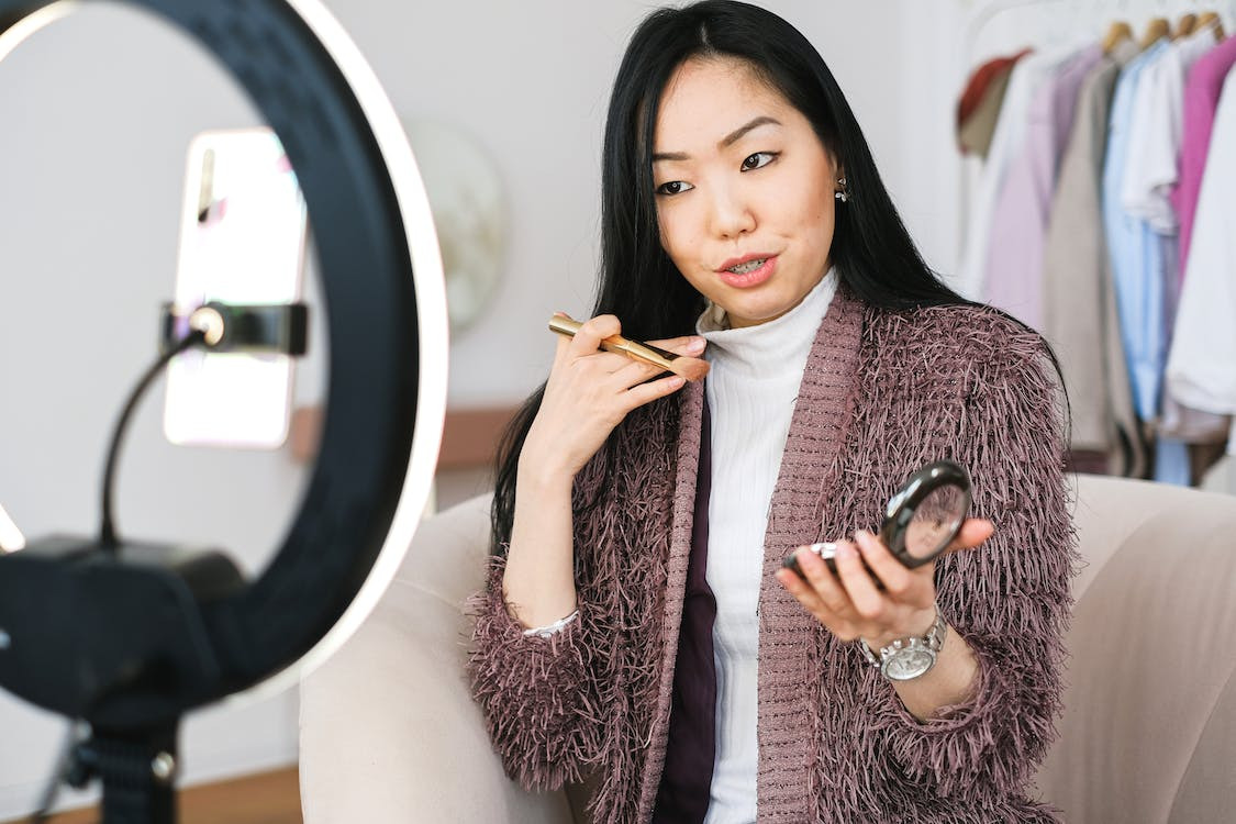 Siapa Itu Influencer? Profesi, Gaji, dan Cara Menjadi Influencer